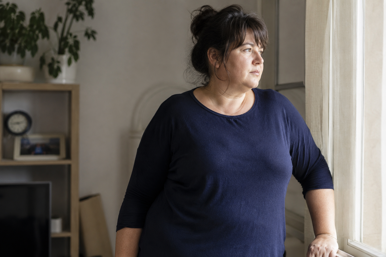 Donna curvy, over 45, a casa